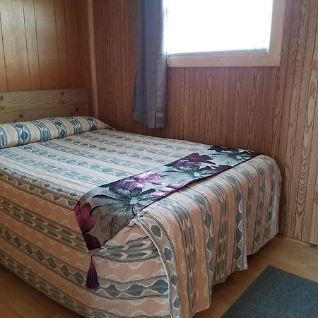 Blue Spruces Cottages Hampton エクステリア 写真