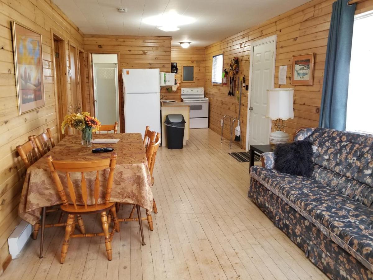 Blue Spruces Cottages Hampton エクステリア 写真