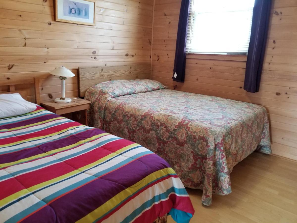 Blue Spruces Cottages Hampton エクステリア 写真