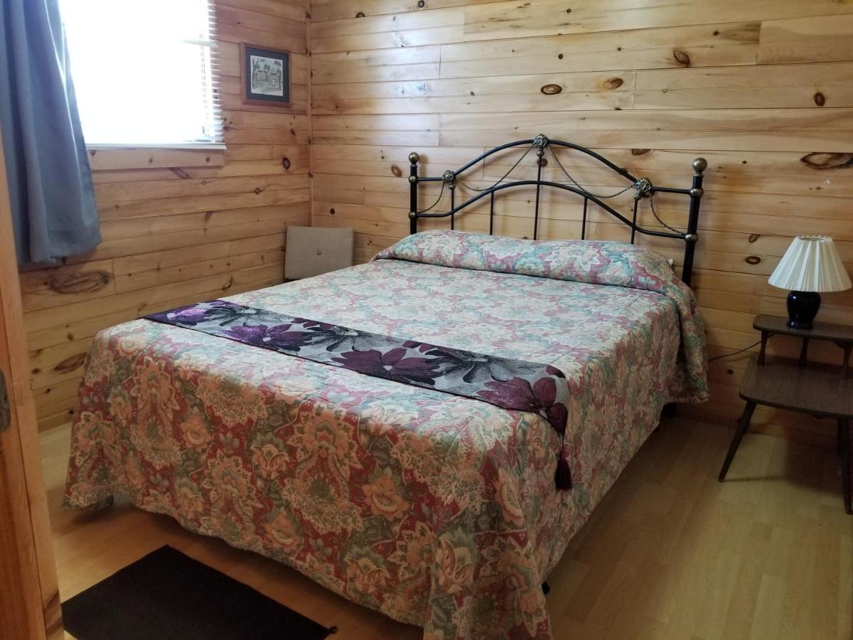Blue Spruces Cottages Hampton エクステリア 写真