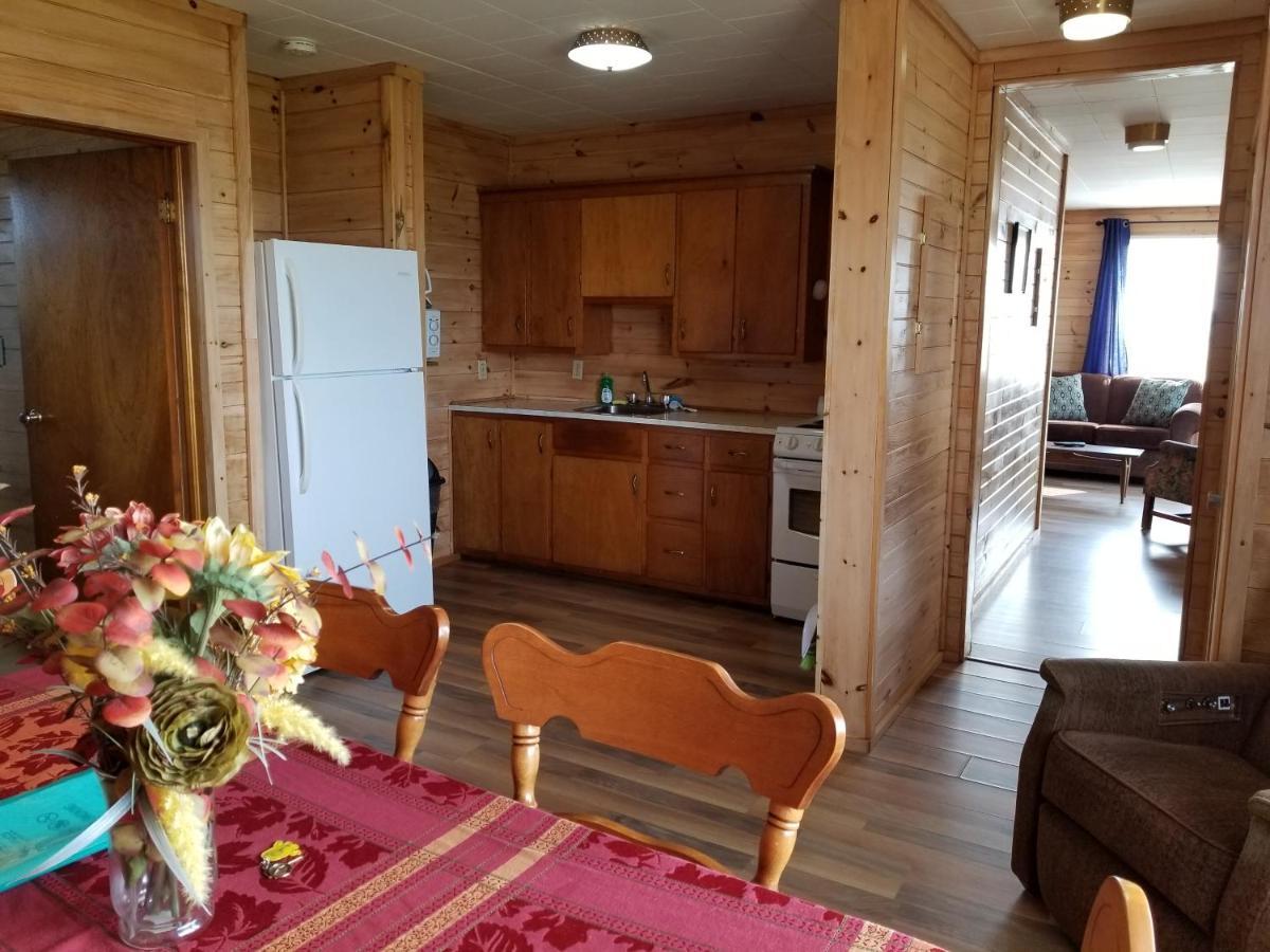 Blue Spruces Cottages Hampton エクステリア 写真