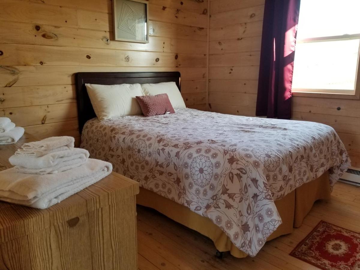 Blue Spruces Cottages Hampton エクステリア 写真