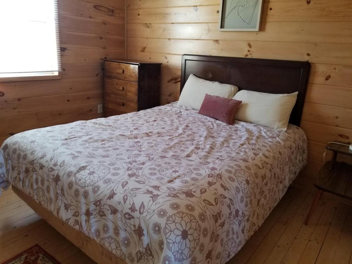 Blue Spruces Cottages Hampton エクステリア 写真