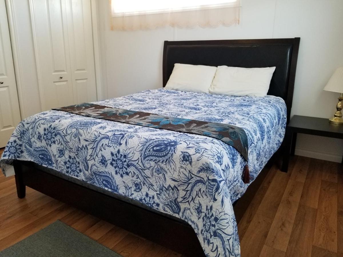 Blue Spruces Cottages Hampton エクステリア 写真