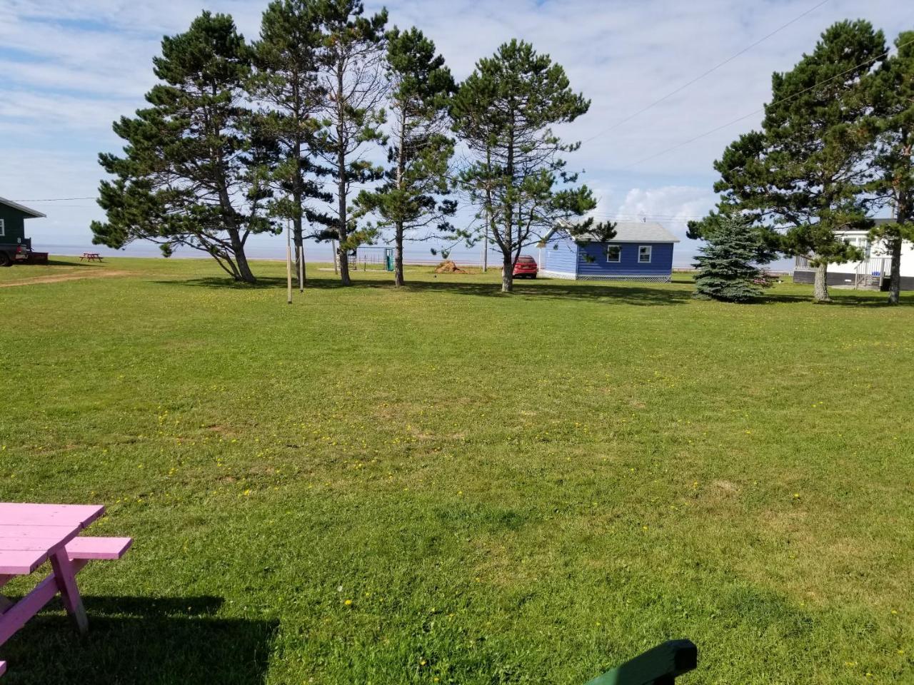 Blue Spruces Cottages Hampton エクステリア 写真