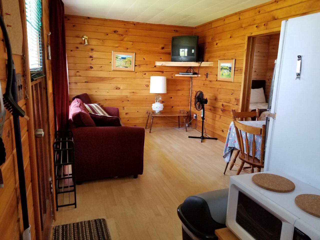 Blue Spruces Cottages Hampton エクステリア 写真