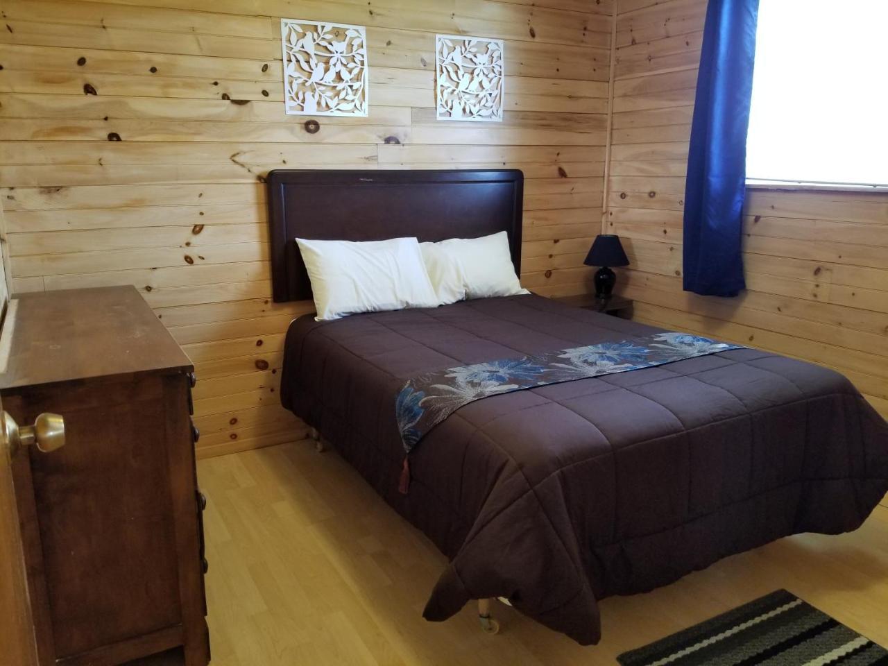 Blue Spruces Cottages Hampton エクステリア 写真