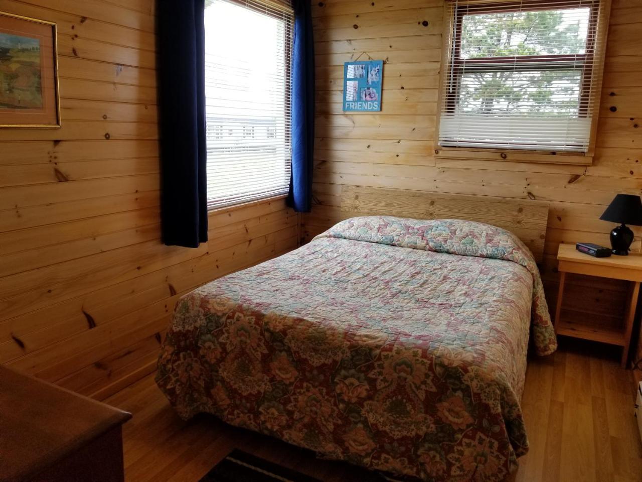 Blue Spruces Cottages Hampton エクステリア 写真