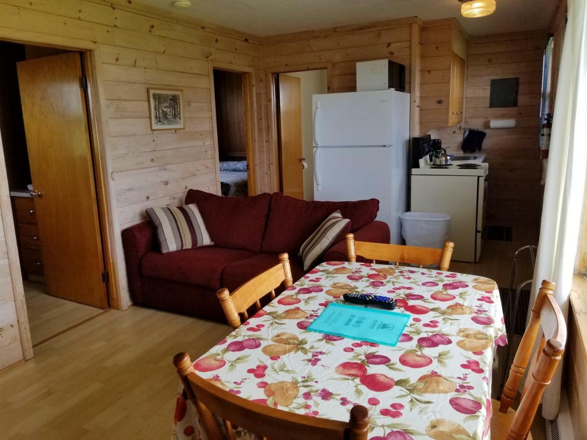 Blue Spruces Cottages Hampton エクステリア 写真