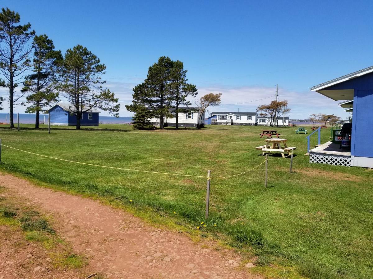 Blue Spruces Cottages Hampton エクステリア 写真