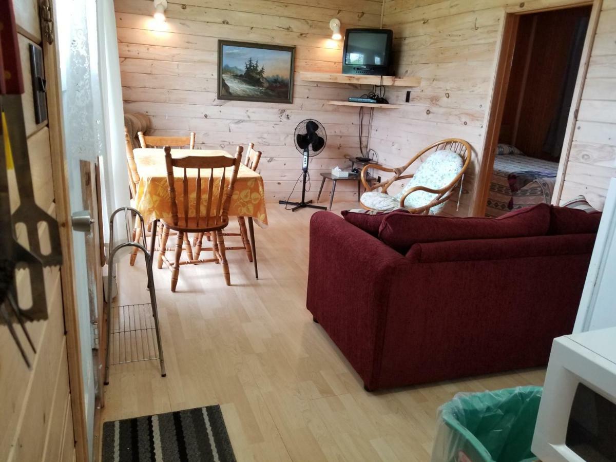 Blue Spruces Cottages Hampton エクステリア 写真