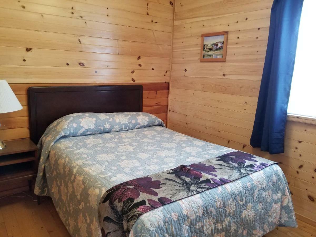 Blue Spruces Cottages Hampton エクステリア 写真