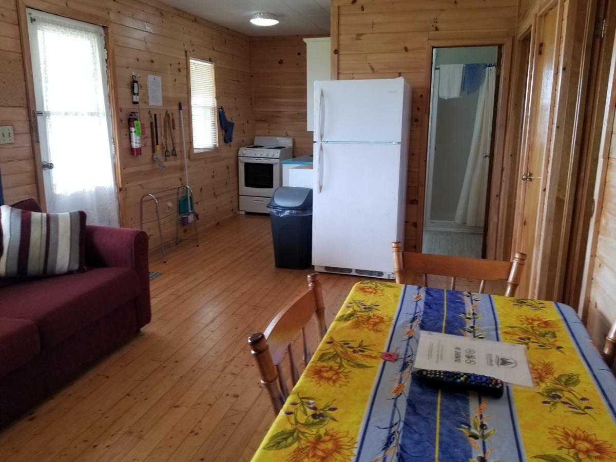 Blue Spruces Cottages Hampton エクステリア 写真