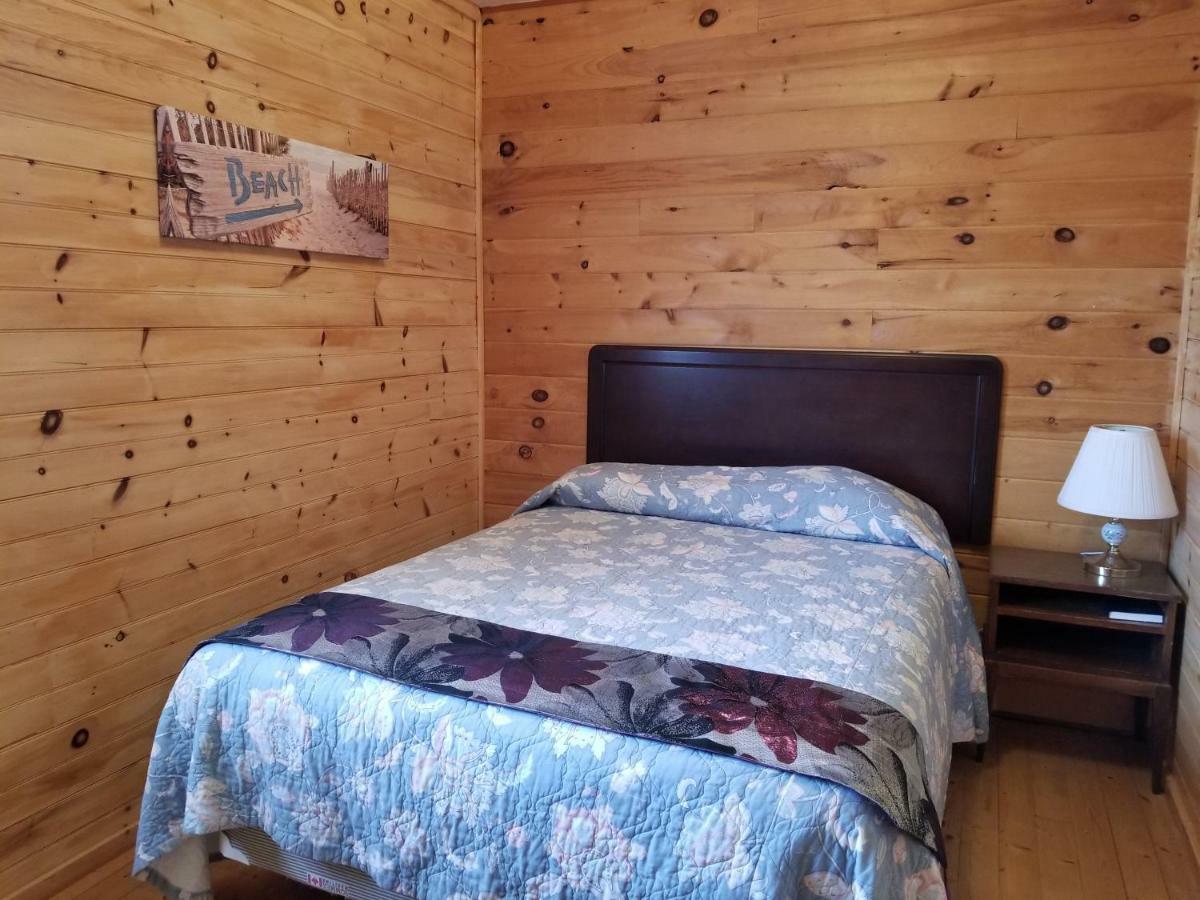 Blue Spruces Cottages Hampton エクステリア 写真