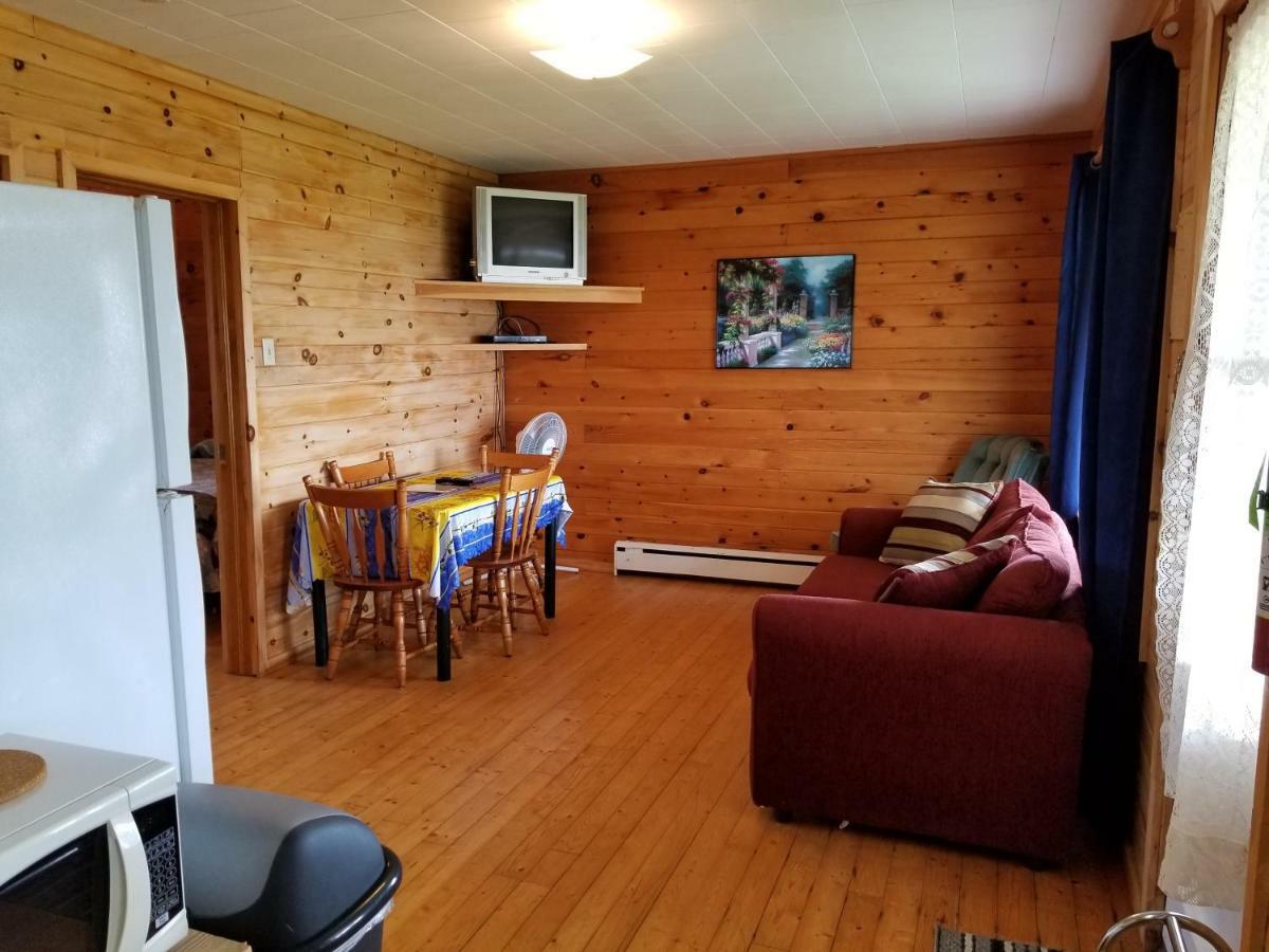 Blue Spruces Cottages Hampton エクステリア 写真