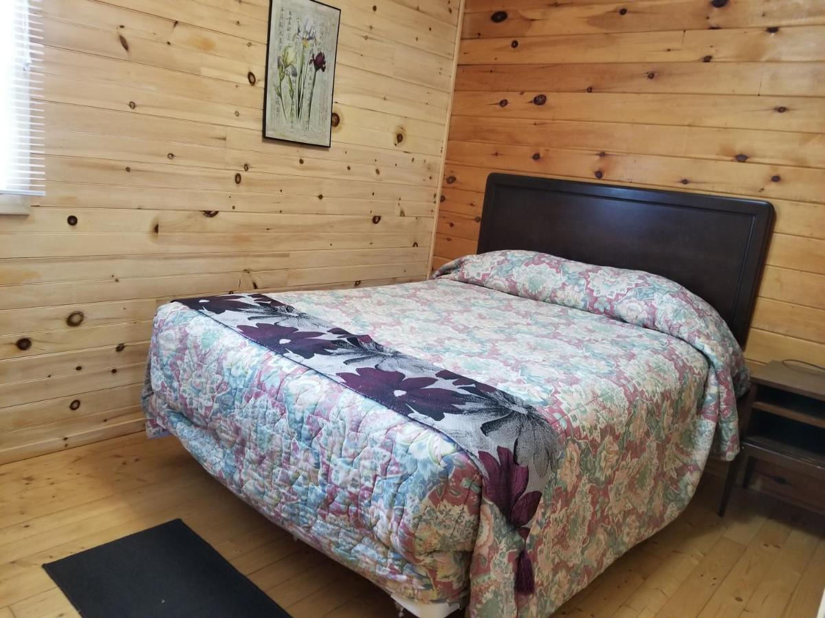 Blue Spruces Cottages Hampton エクステリア 写真