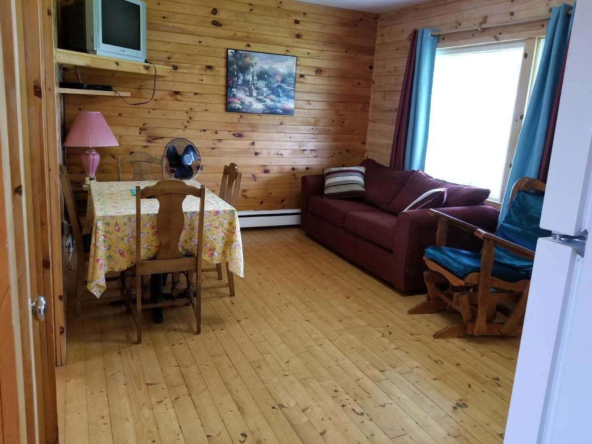 Blue Spruces Cottages Hampton エクステリア 写真